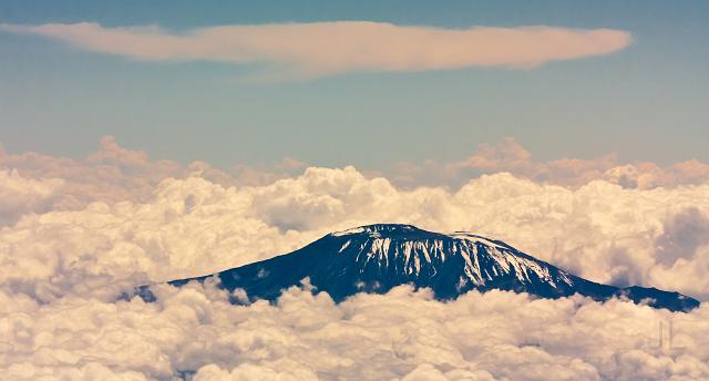 IMG_6657-1.jpg - Před přistáním v Mombase nás uvítalo Kilimandžáro.