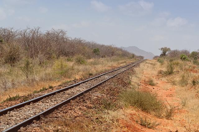 IMG_8322.jpg - Známá železnice(​útok lvů při její stavbě- známé z filmu), dělí park Tsavo East a West.